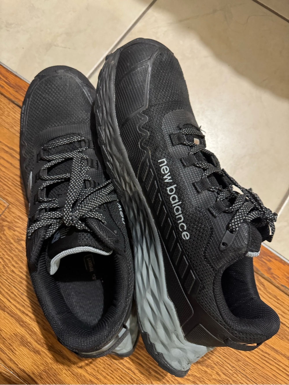 New Balance Men's Black and Gray Athletic Running Shoes